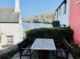 Holly Cottage - characterful cottage a stones throw from river Dart with front & back patios