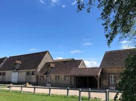 Sainte Suzanne gite de LA CHARRETERIE, hótel með bílastæði í Les Baux-de-Breteuil