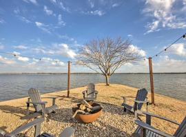 Cedar Creek Home with Boat Lift, Fire Pit and Views!, vacation home in Gun Barrel City