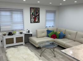 Renovated Jacuzzi Tub Home NYC-LGA-JFK Washer-Dryer, хотел с хидромасажни вани в Kew Gardens