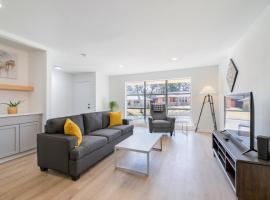 Sophisticated 4-Bedroom House near Dallas Zoo, vacation home in Dallas