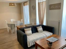 La maison Virginie appartements climatisés de 1 à 5 pers cosy central parking gratuit linge fibre proximité port lac canal piscine, apartment in Montargis