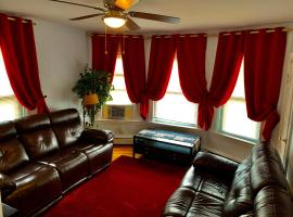 Cozy well- appointed apartment on Mas & Ri line, hotel em Pawtucket