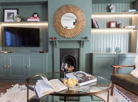 Boutique Warwick Townhouse I Stunning interiors I Easy reach of Stratford and Cotswolds I Walk to Castle I Dog friendly I Paid Parking info provided, hotel a Warwick