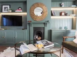 Boutique Warwick Townhouse I Stunning interiors I Easy reach of Stratford and Cotswolds I Walk to Castle I Dog friendly I Private courtyard