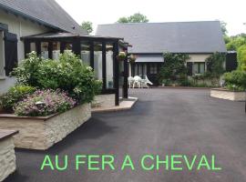 Cresseveuille에 위치한 수영장이 있는 호텔 au fer à Cheval