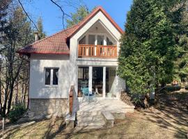 Ház a Pilisben - mókus család a kertben, hotel v destinaci Pilisszentlászló
