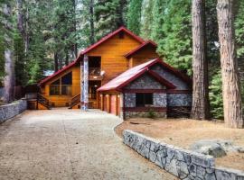 Rock Front Lodge، فندق بالقرب من Yosemite South Entrance، فِش كامب