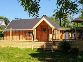The Hive - Unique log cabin with wood burning stove, vacation rental in Ludchurch