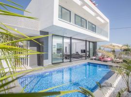 Anassa Seaview Villa - Stunning Panoramic Views、プロタラスにあるプロフィティス・エリアス教会の周辺ホテル