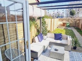 Beautiful 2bed house with garden, walking distance to town - FREE parking, hotel near Wellpark Brewery, Glasgow