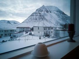 Apartment with Amazing Mountain View, appartement à Bolungarvík