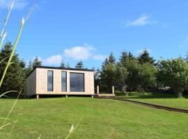 Modern cabin with stunning views & private hot tub, apartment in Breakish