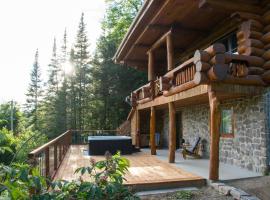 Breathtaking log house with HotTub - Summer paradise in Tremblant, hótel í Saint-Faustin