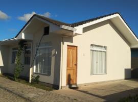 Cs6 Casa de 3 Quartos a 15min de Curitiba, cottage in Campina Grande do Sul