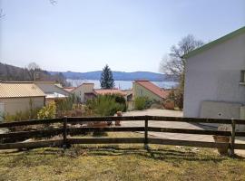 Au bord du lac, semesterhus i Royère-de-Vassivière