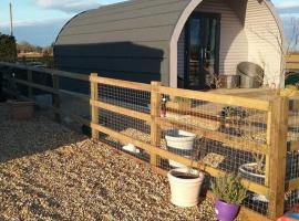 Heated Supersize Glamping Pod with ensuite bathroom, Wilburton, Nr Ely, Cambs, hotel med parkering i Wilburton