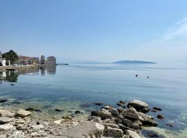 Sunny apartment by the beach: Kaštel Štafilić şehrinde bir daire