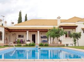Laki Villa with pool and jacuzzi, hotel cu parcare din Ágios Geórgios
