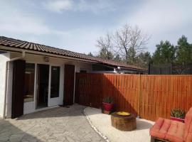 Bassin d'Arcachon - studio Ares -, Hotel in Arès