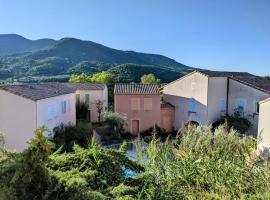 Maisonnette dans domaine avec piscine à Nyons, pays des olives, hotel en Nyons