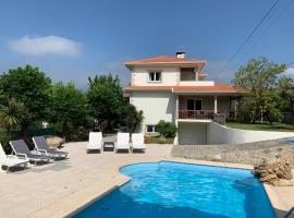 Beautiful detached villa with private pool, Fibre Wi-fi, garden, games room & BBQ: Terras de Bouro'da bir tatil evi