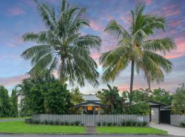 Sweet Creek Cottage, Palm Cove, 200m to Beach, Heated Pool, Pets, villa i Palm Cove