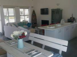 Huis Maria in Golden Mile, holiday home in Stompneusbaai