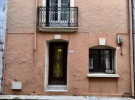 Historic French townhouse, hotel dengan parking di Saint-Thibéry