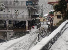 THE HIMALAYAS GUEST HOUSE: Dharamshala şehrinde bir Oda ve Kahvaltı