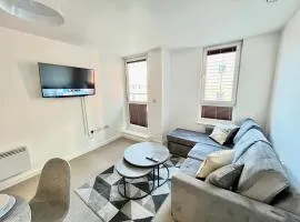 2 Bedroom, 2 Bathroom Modern Apartment close to Ocean Village, Free parking, Single or Double beds