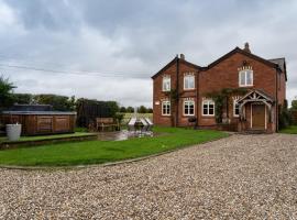 Welsh Cottage with Hot Tub - Jubilee House, hotel with jacuzzis in Wrexham