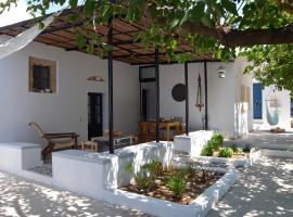 Spitaki - House with Garden by the Beach - Pefki, hôtel à Pefki