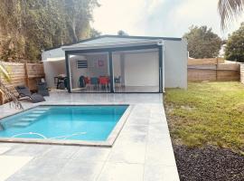 Villa de 2 chambres avec piscine privee jardin clos et wifi a Les Abymes a 5 km de la plage, hotel in Baimbridge