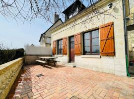 Beautiful house with a garden on a hill near Amboise, feriebolig i Nazelles