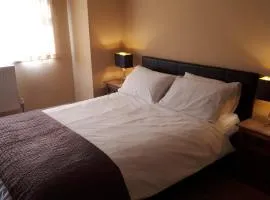 Pet Friendly - 7 Guests - Idyllic Village