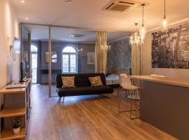 Stylish 1 Bedroom Apartment - 500m from the beach, hotel in Estoril