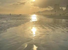 Boqueirão Praia Mar - 2 dormits - Espaçoso e ideal para famílias - WI FI - 250m da praia - Estacionamento Gratuito até 8 hóspedes - na avenida do comércio principal de Praia Grande, hotel i Praia Grande