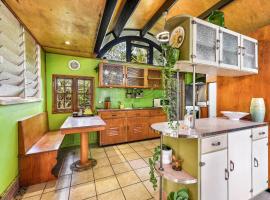 Cottonwood Cottage - Couples 'pet friendly' retro escape, vacation home in Mudjimba