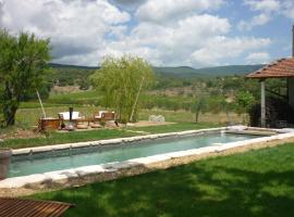 La Fontaine des Noyers, ξενοδοχείο με πισίνα σε Saint-Saturnin-les-Apt