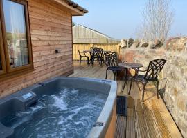 Partridge Lodge with Hot Tub, cabană din Forgandenny