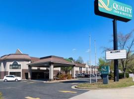 Quality Inn & Suites Thomasville: Thomasville şehrinde bir otoparklı otel