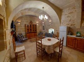 Charming house of character with pool and jacuzzi, hotel v destinaci Qala