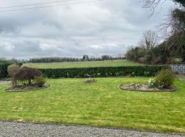 Charming Home on the outskirts of Galway City、ゴールウェイの駐車場付きホテル