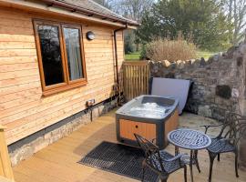 Pheasant Lodge with Hot Tub: Forgandenny şehrinde bir otoparklı otel