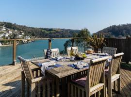 Uphigh - Elevated Family Home with Stunning River Views, hotell i Dartmouth
