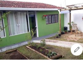 Edícula - Casa de hospedes - em Cananeia SP com ar condicionado, hotell i Cananéia