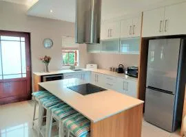 Whalerock Sea-esta! Walk to the beach plus partial load-shedding backup