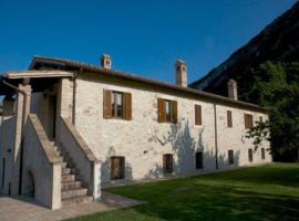 Casa ridente nella valle del Menotre con giardino โรงแรมที่มีที่จอดรถในPale