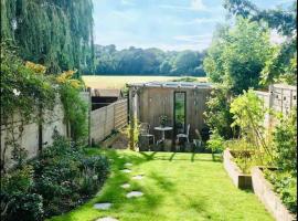 Unique wooden lodge with a view!, casa de muntanya a Londres